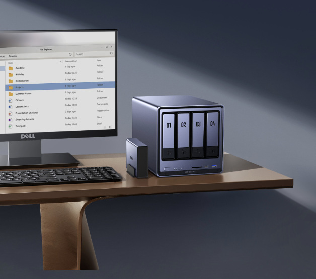 Záložný zdroj UGREEN 45615 NAS UPS 120W DC (záložné napájanie pro NAS) sivé Záložný zdroj UGREEN 45615 NAS UPS vedľa NAS servera na pracovnom stole