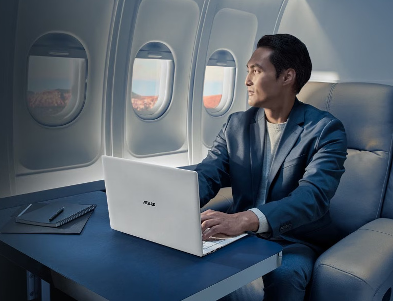 Asus ExpertBook Ultra zaujme výdržou 26 hodín