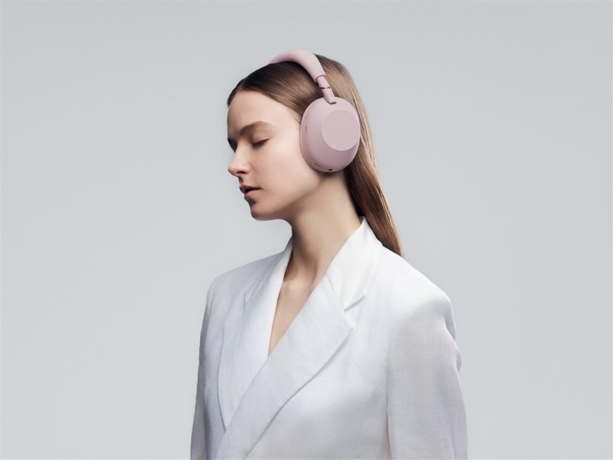 Slúchadlá Sony WH-1000XM6, Noise Cancelling - Bezplatné predĺženie záruky po registrácii ružová Žena má zatvorené oči pri počúvaní hudby zo slúchadiel Sony WH-1000XM6