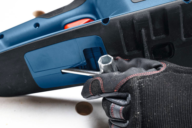 Detail napínania reťaze Bosch Professional GKE 18V-40 pomocou priloženého kľúča