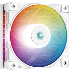 Vodný chladič DeepCool LS720 White biely Na obrázku je detail bieleho ventilátora vodného chladiča s výrazným kruhovým RGB podsvietením v dúhových farbách. Uprostred je svetlý stred ventilátora a okolo neho široké lopatky prekryté jemnou farebnou žiarou. V ľavom okraji je vidieť časť radiátora s farebným odleskom. Celok pôsobí moderne a veľmi efektne.