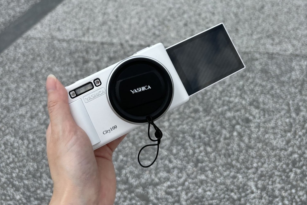Yashica City 100 váži iba 220 g