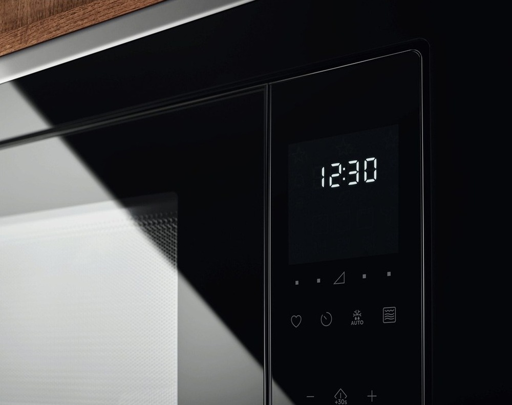Mikrovlnná rúra Electrolux Série 600 LMS4253TBX čierna/nerez Detail na LED displej s časovými údajmi a dotykové tlačidlá mikrovlnnej rúry Electrolux.