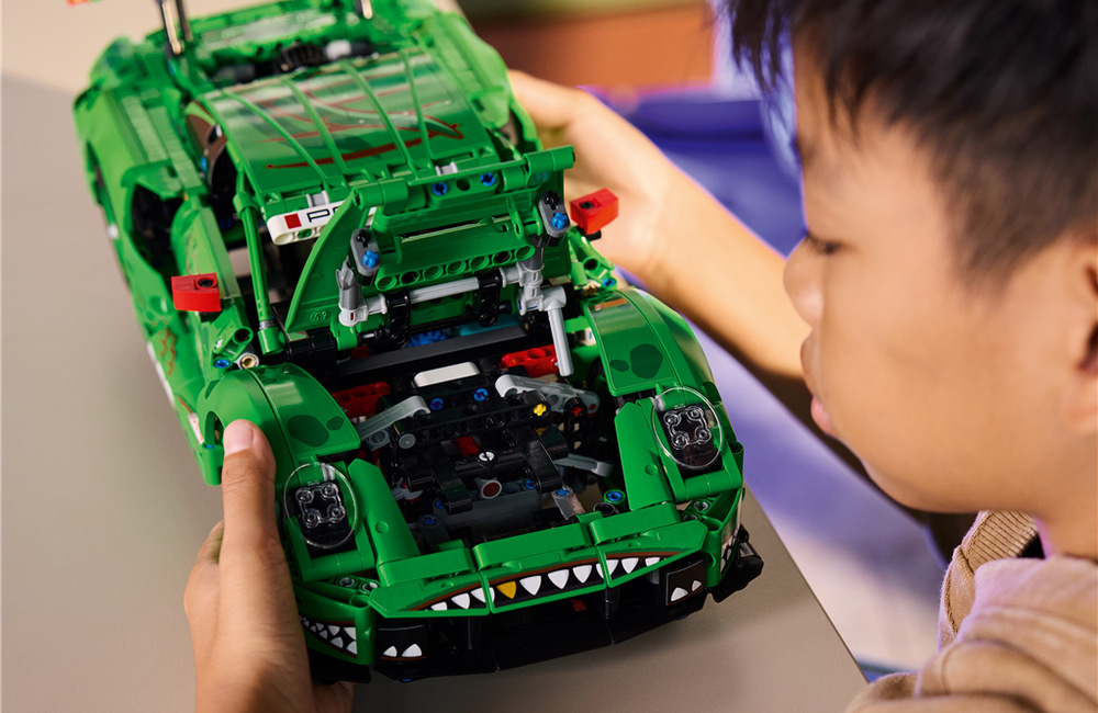 Stavebnica LEGO® Technic 42224 Auto Porsche 911 GT3 R REXY AO Racing Funkčné riadenie, odpruženie všetkých kolies, diferenciál a boxerový motor približujú deťom svet automobilovej techniky.