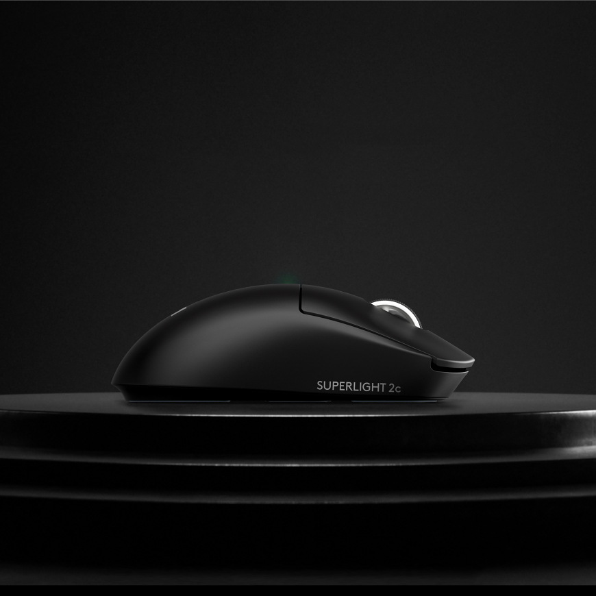 Bočný profil myši Logitech G PRO X Superlight 2c SE v čiernom prevedení na tmavom podstavci