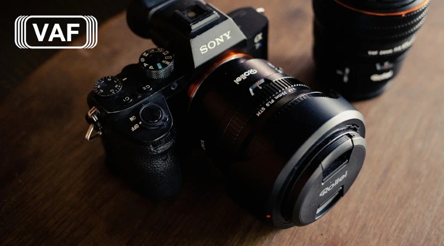 Fotoaparát s objektívom Rollei 35 mm AF f/1.8 s optickou konštrukciou VAF