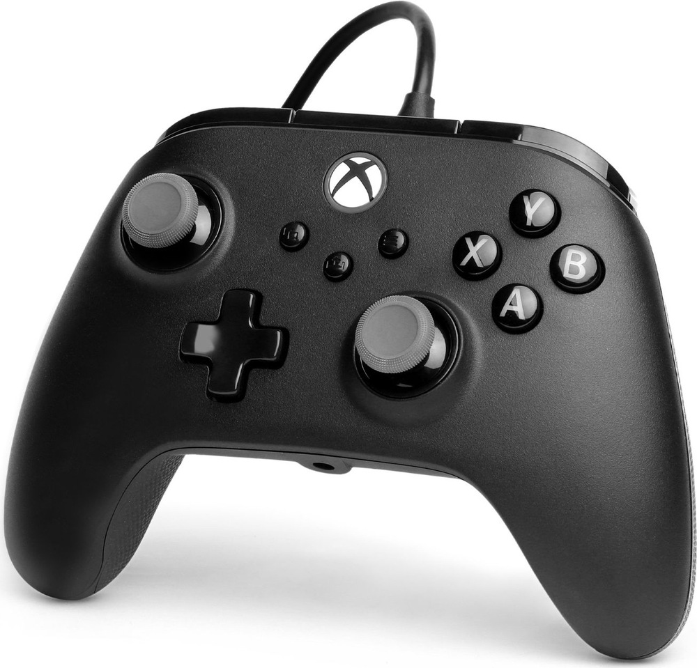 Gamepad PowerA Advantage Plus - Xbox čierny Na obrázku je čierny herný ovládač PowerA Advantage Plus zachytený z predného šikmého uhla. Dobre sú vidieť dva analógové joysticky, smerový kríž vľavo, tlačidlá A, B, X a Y vpravo a tlačidlo s logom Xbox uprostred. Z hornej časti ovládača vedie pripojovací kábel. Ergonomicky tvarované rukoväte a mierne zdrsnený povrch zaisťujú pohodlné a isté držanie počas hrania.