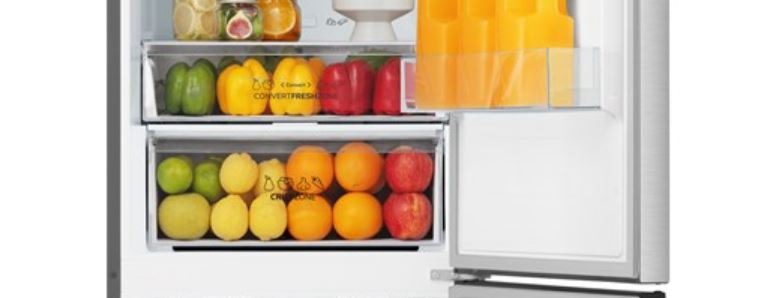 Chladnička s mrazničkou Gorenje G600 NRK620EAXL4 nerez detail na zasuvku crispzone, v ktorej sa uskladňuje ovocie a zelenina. Sú vidieť citróny, jablká, pomaranče a limetky
