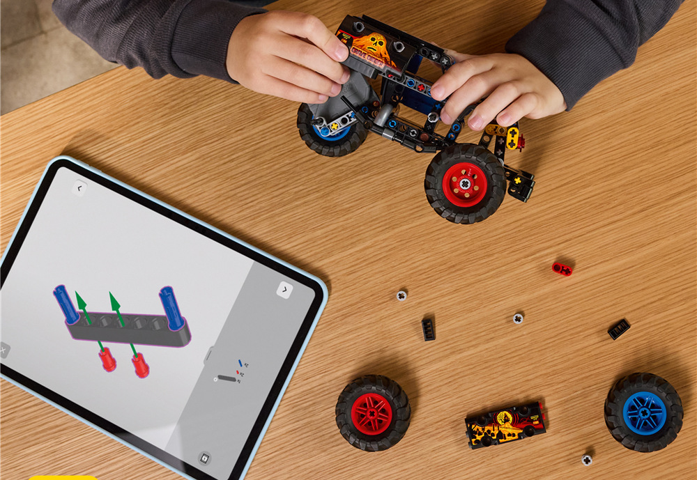 Stavebnica LEGO® Technic 42219 Monster Jam™ Grave Digger™ Oheň a led Obojstranný dizajn kombinuje plamene a ľadové motívy inšpirované truckom Grave Digger Oheň a ľad