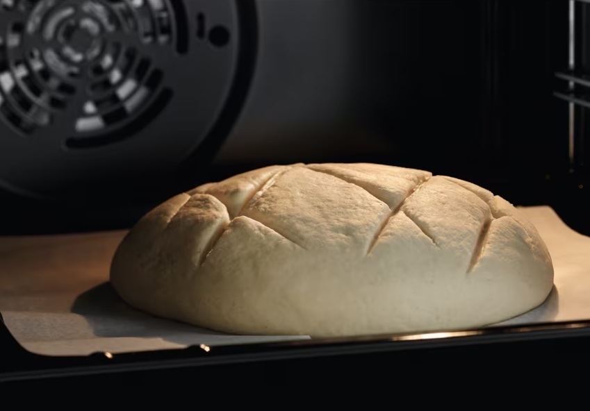 Sklokeramický sporák Electrolux LKR564277W biely Bochník chleba na plechu vo vnútri rúry Electrolux.