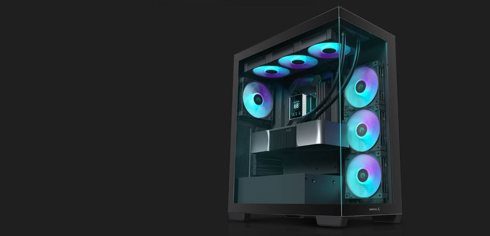 Case DeepCool CG580 čierna Elegantná čierna skriňa počítača s niekoľkými modro a fialovo svietiacimi LED ventilátormi je zobrazená na jednofarebnom pozadí, čo vytvára modernú a futuristickú atmosféru.