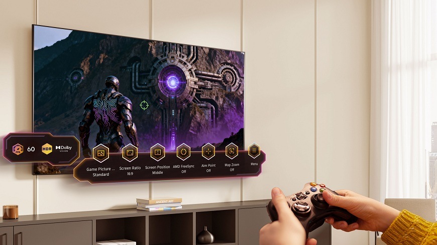 hráč hrá hry na televízii Hisense 65E7S a nastavuje v hernej lište špecifikácie