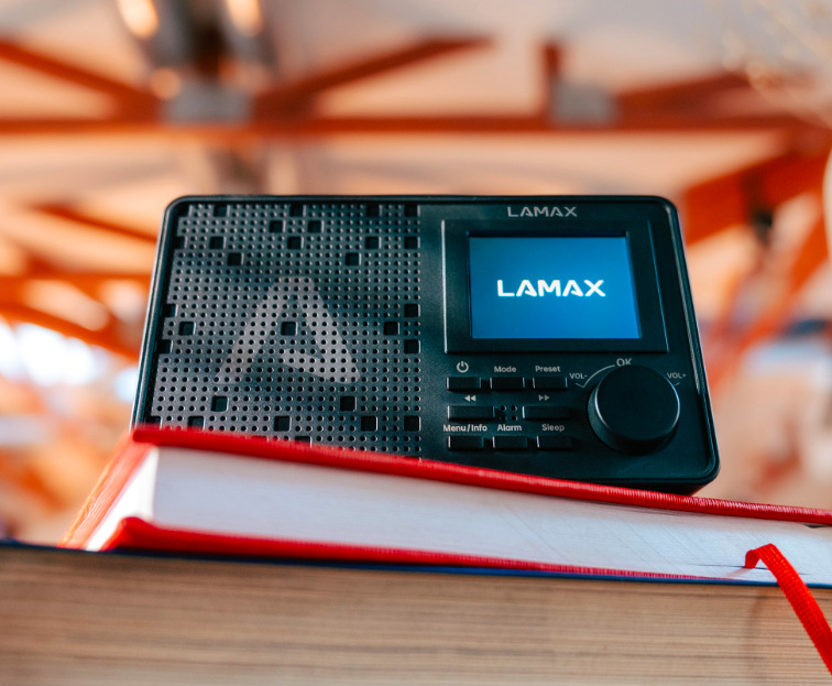 Rádioprijímač s DAB+ LAMAX RadioVox1 DAB čierny Rádioprijímač DAB+ LAMAX RadioVox1 DAB položený na knihe s farebným TFT displejom