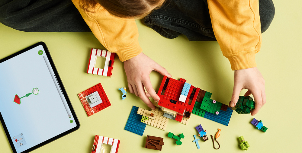 Stavebnica LEGO® Minecraft® 21275 TNT dům v džungli Stlačením vypínača je možné odpáliť strechu a steny domu, ktorý potom môžete znovu zostaviť a znovu odpáliť.