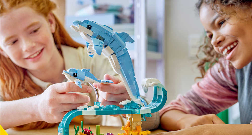 Stavebnica LEGO® Creator 3 v 1 31385 Morské živočíchy: Krásne delfíny Dvaja pohybliví delfíni zachytávajú skoky vo vlnách a po zostavení môžu slúžiť ako pútavá dekorácia.