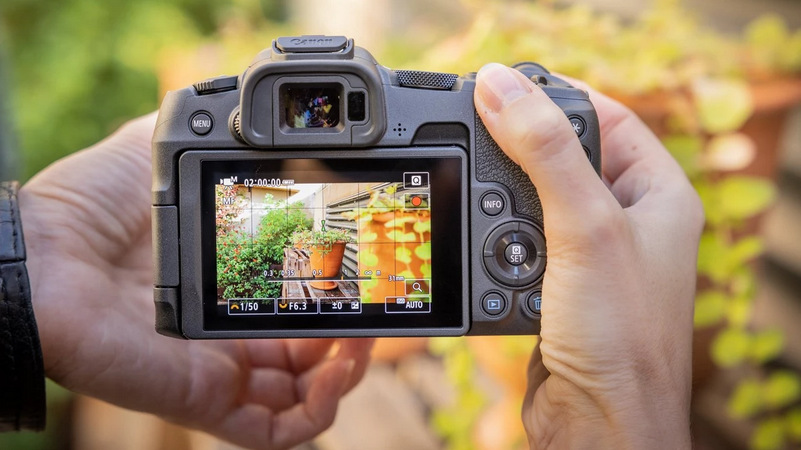 Digitálny fotoaparát Canon EOS R8 RF + 24-50 mm f/4.5-6.3 IS STM čierny Digitálny fotoaparát Canon EOS R8 RF + 24-50 mm f/4.5-6.3 IS STM čierny