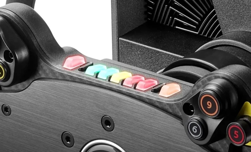 Volant Thrustmaster EVO Racing 31U Leather Add-on, PS5/4, Xbox Series, Xbox One, PC čierny Detail hornej lišty LED indikátorov a tlačidiel na volante