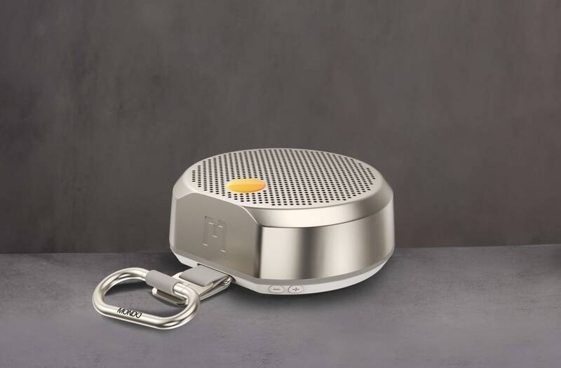 Prenosný reproduktor Mondo Speaker Small sivý Kompaktný reproduktor Mondo Speaker Small s praktickou karabínou na prenášanie