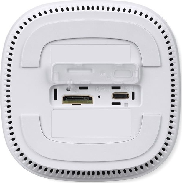 Router Acer Connect X6E 5G CPE Router 5G + Wifi 6E Spodná strana bieleho routera Acer Connect X6E s vetracími otvormi, odkrytým slotom pre nanoSIM kartu, tlačidlom Reset a servisným portom USB-C.
