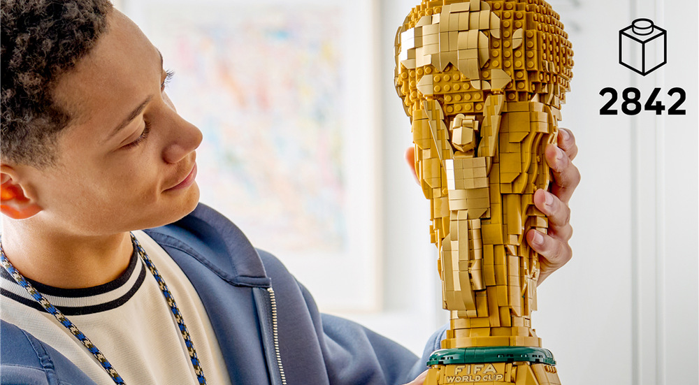 Stavebnica LEGO® Editions 43020 Oficiální trofej Mistrovství světa ve fotbale Tajná priehradka v glóbuse ukrýva miniatúrnu scénu s exkluzívnou minifigúrkou a malou replikou trofeje.