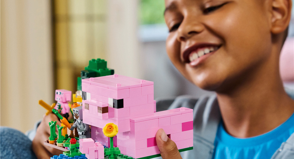 Stavebnica LEGO® Minecraft® 21268 Domeček Prasátka Zombifikovaný piglín prináša do pokojného života na farme napätie a rozširuje možnosti minecraftových dobrodružstiev.