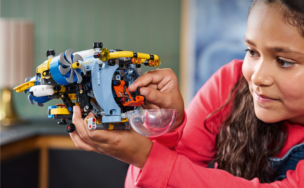 Stavebnica LEGO® Technic 42201 Hlbokomorská výskumná ponorka Aplikácia LEGO Builder ponúka 3D návod, možnosť model približovať a otáčať a sledovať postup stavania.