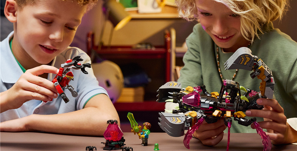Stavebnica LEGO® DREAMZzz™ 71513 Škorpiónie rýpadlo z nočných môr Cooperov robotický oblek, tri hrdinovia a ružové diamantové vajcia rozširujú možnosti fantastických súbojov.
