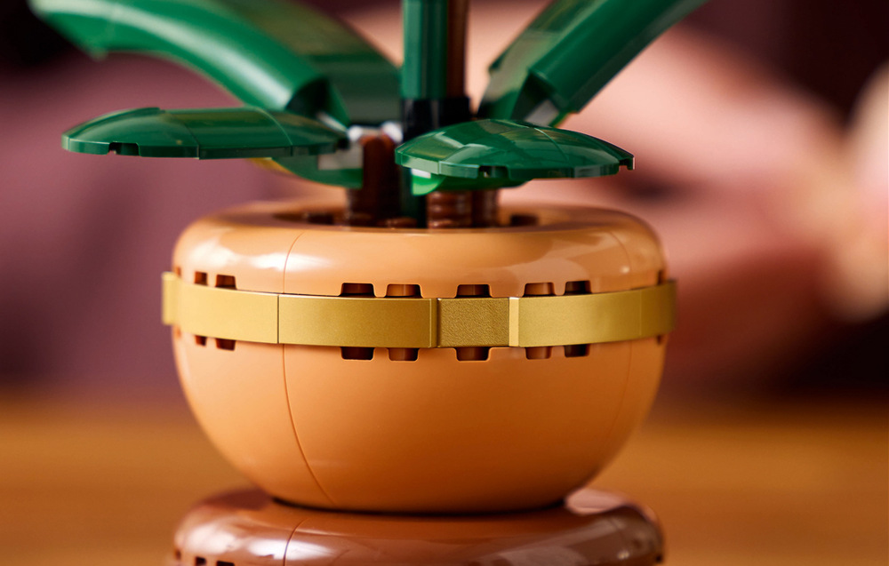 Stavebnica LEGO® Botanicals 10343 Miniaturní orchidej Orchidea zo série Štyri gentlemani môžete kombinovať s ďalšími rastlinami a vytvoriť osobitú kvetinovú kolekciu.