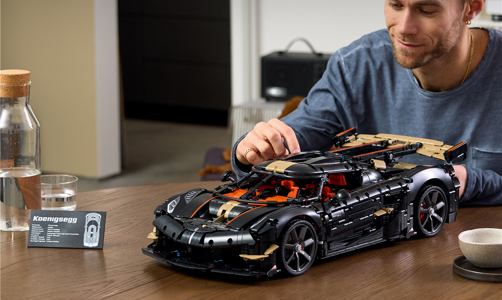 Piestový motor V8, deväťstupňová prevodovka a odpruženie vytvárajú technicky prepracovaný model pre dospelých staviteľov.