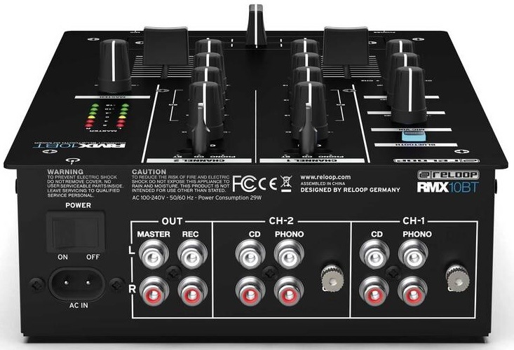 Zadný panel mixážneho pultu Reloop RMX-30 BT s RCA vstupmi, XLR výstupmi a napájaním