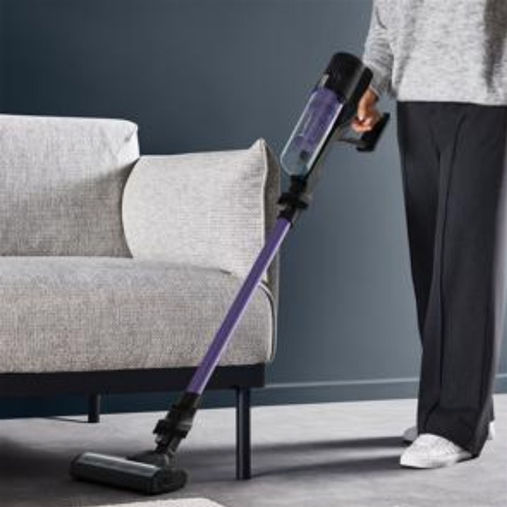 Tyčový vysávač Rowenta RH5A32E0 X-PERT 5.80 Allergy 3v1 fialový Žena vysáva vysávačom Rowenta RH5A32E0 X-PERT 5.80 Allergy 3 v 1″ width=