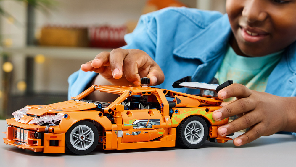 Stavebnica LEGO® Technic 42204 Fast and Furious Toyota Supra MK4 Model LEGO Technic približuje deťom ikonickú Toyotu Supra MK4 z filmov Rýchlo a zbesilo.