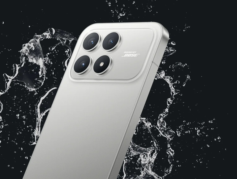 Mobilný telefón Poco F8 Pro 5G 12 GB / 512 GB modrý Detail obrázku telefónu a striekajúcej vody.