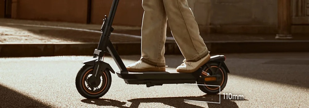 Bezdušové 10" pneumatiky zaisťujú plynulú a stabilnú jazdu na nerovnom povrchu