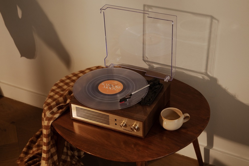 Gramofón Crosley Miles hnedý Jednoduchý vstup do vinylu pre začiatočníkov s automatickým spustením ihly a ľahkým ovládaním.