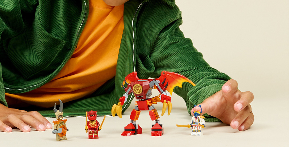 Stavebnica LEGO® NINJAGO® 71851 Kaiov bojový balíček s dračím oblekom Pohyblivý stroj a tri minifigúrky potešia malých fanúšikov nindžov, ktorí radi vymýšľajú vlastné fantasy dobrodružstvo.