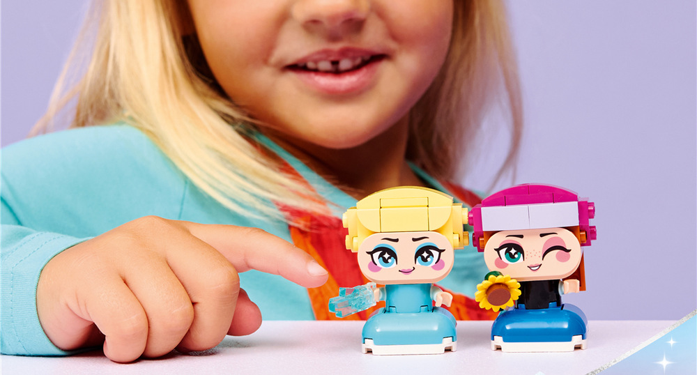 Zostavenie 65 dielikov uľahčuje aplikácia LEGO Builder, pričom hotové figúrky nezaberú takmer žiadne miesto.