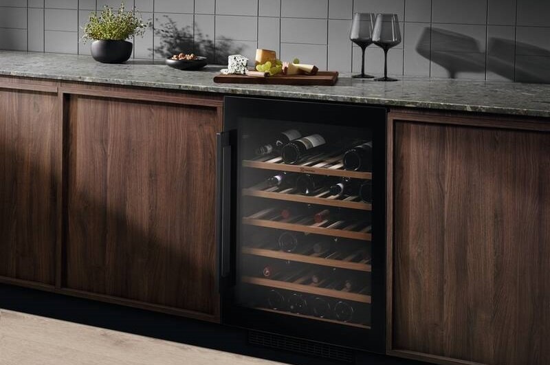 Vínotéka Electrolux EWUS052B5B čierna