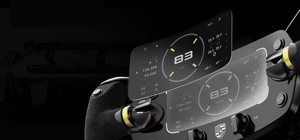Volant s podsvieteným digitálnym displejom zobrazujúcim „83 km/h“ a rôzne údaje. Elegantný dizajn, jednofarebné pozadie a logo luxusného vozidla.
