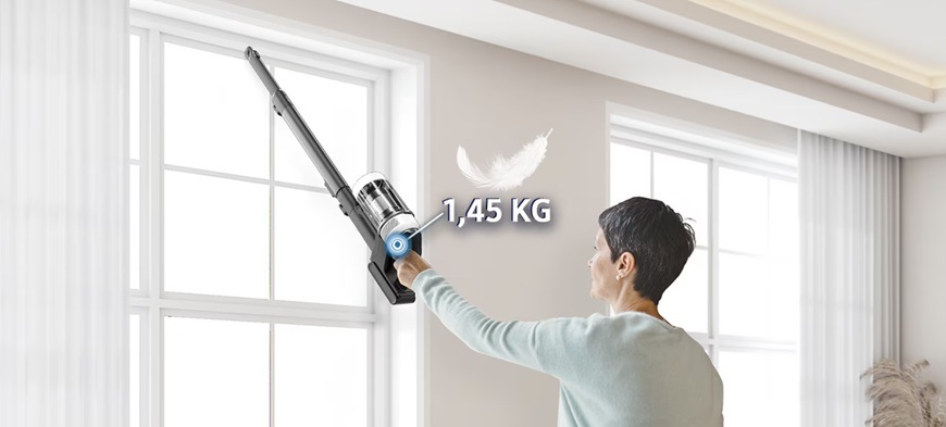Tyčový vysávač Samsung Bespoke AI Jet VS80F28DES/GE béžový Žena vysáva okná tyčovým vysávačom Samsung Bespoke AI Jet VS80F25DES/GE, nad vysávačom je pierko a nápis 1,45 kg