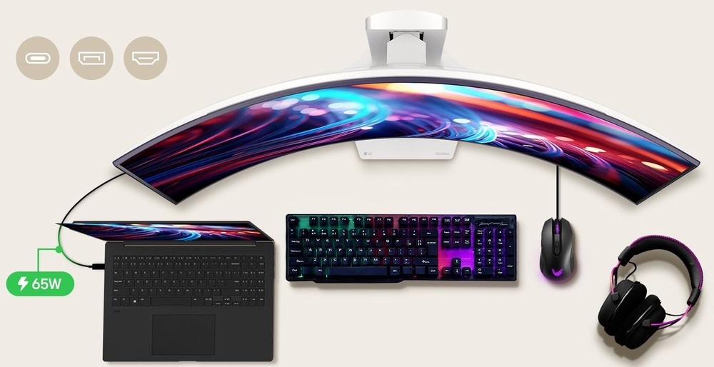 Zakrivený monitor zobrazujúci žiarivé abstraktné farby, pripojený k čiernemu notebooku, RGB klávesnici, myši a slúchadlám. Zobrazuje sa ikona nabíjania 65 W.