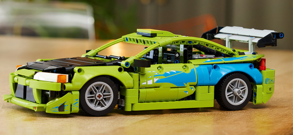 Stavebnica LEGO® Technic 42229 Auto Fast and Furious Mitsubishi Eclipse Pohyblivé piesty motora, otváracie dvere, interiér a dve fľaše NOS ukazujú prepracovanosť modelu.
