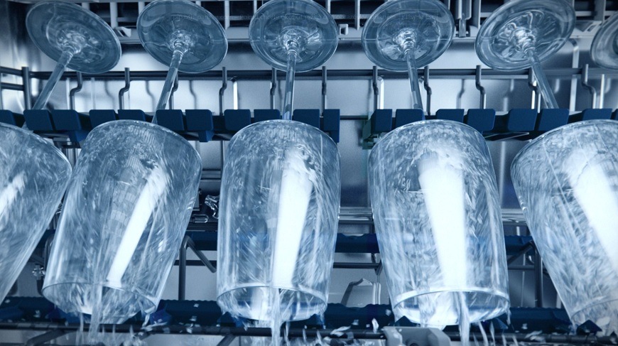 Detailný záber na poháre na víno v umývačke Siemens v časti glassZone