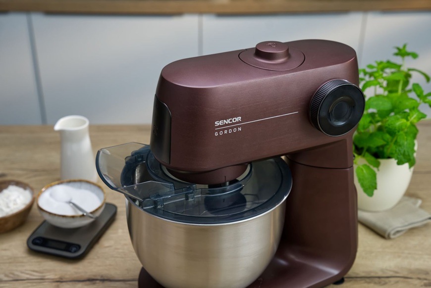 Nerezová misa je opatrená priehľadným krytom, aby pripravované ingrediencie v kuchynskom robote Sencor STM 7632WP GORDON nestriekali po miestnosti.
