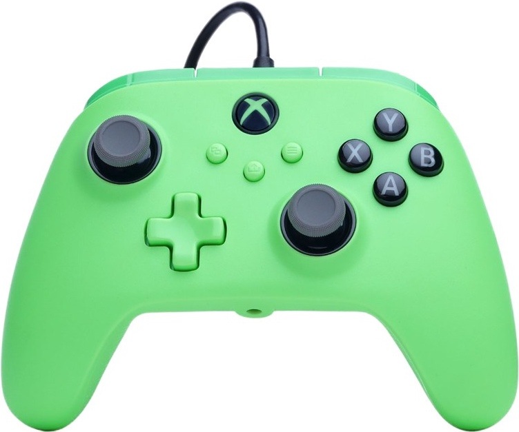 Na obrázku je zelený herný ovládač PowerA Advantage Plus pre Xbox. Na prednej strane sú dva analógové joysticky, smerový kríž, tlačidlá A, B, X a Y a niekoľko funkčných tlačidiel uprostred. Z hornej časti vedie pripojovací kábel, ktorý slúži na prepojenie s hernou konzolou alebo počítačom. Ovládač má ergonomický tvar s pogumovanými rukoväťami pre pohodlné držanie pri hraní.