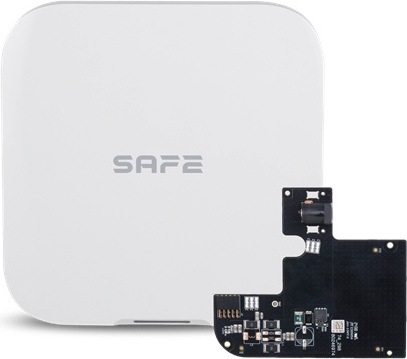 Hub Safe 2 Plus LTE - 9-15 V DC biely Na obrázku je Hub Safe 2 Plus LTE v bielom prevedení spoločne s vybratým vnútorným elektronickým modulom. Hub má štvorcové telo so zaoblenými rohmi, hladký predný panel a šedé logo SAFE uprostred. Vedľa zariadenia je čierna doska plošných spojov s drobnými súčiastkami, konektormi a montážnymi otvormi. Snímka ukazuje nielen vzhľad samotnej riadiacej jednotky, ale aj časť jej vnútornej elektroniky.