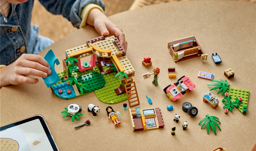 Stavebnica LEGO® Friends 42648 Starostlivosť o zvieratká v útulku pre pandy Váha, kefa, bambus, jablko a ďalšie doplnky umožňujú deťom kontrolovať pandy, starať sa o ich srsť a pripravovať im potravu