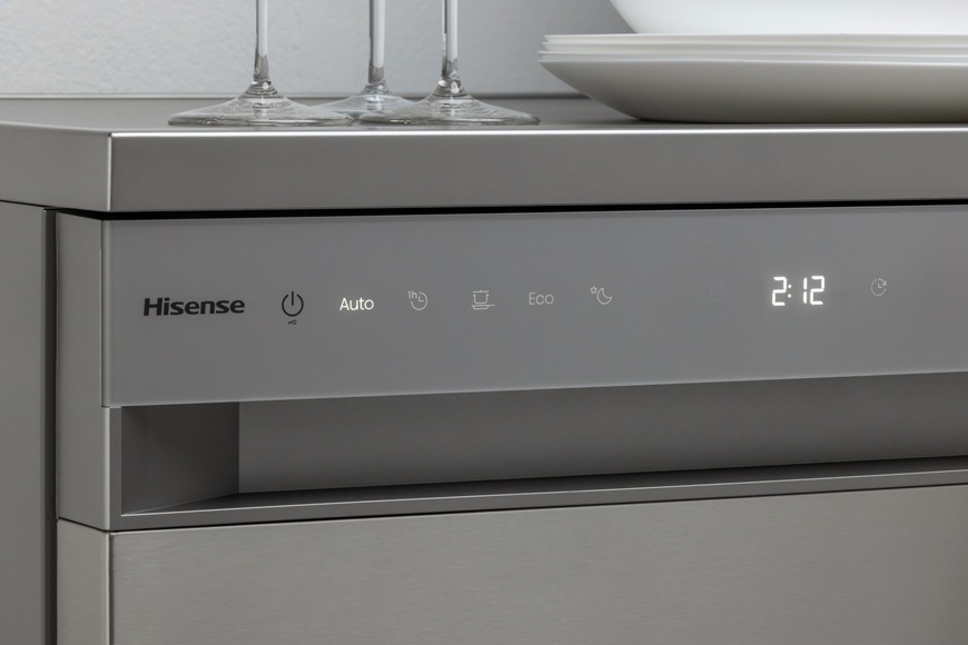 Umývačka riadu Hisense HS673A90BX čierna Umývačka má aktivovaný automatický program. Na displeji beží zostávajúci čas programu.