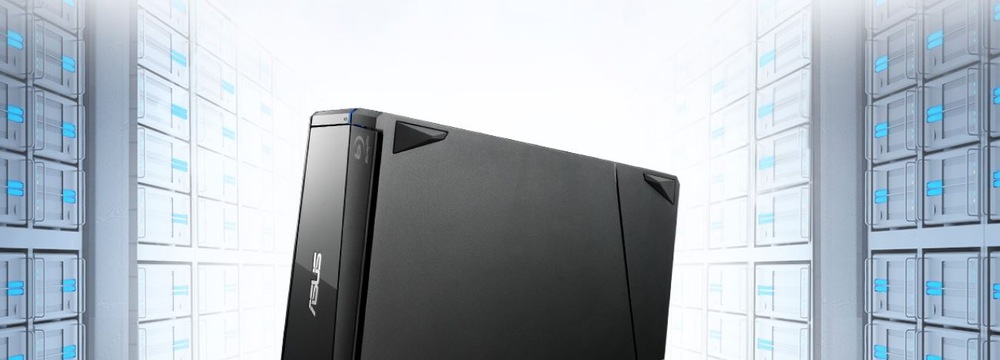 Externá Blu-ray napaľovačka Asus TurboDrive BW-16D1X-U BDXL Blu-ray USB-A čierna Elegantná čierna napaľovačka s logom Asus v modernej bielej serverovni. Scéna evokuje hi-tech, futuristickú atmosféru.