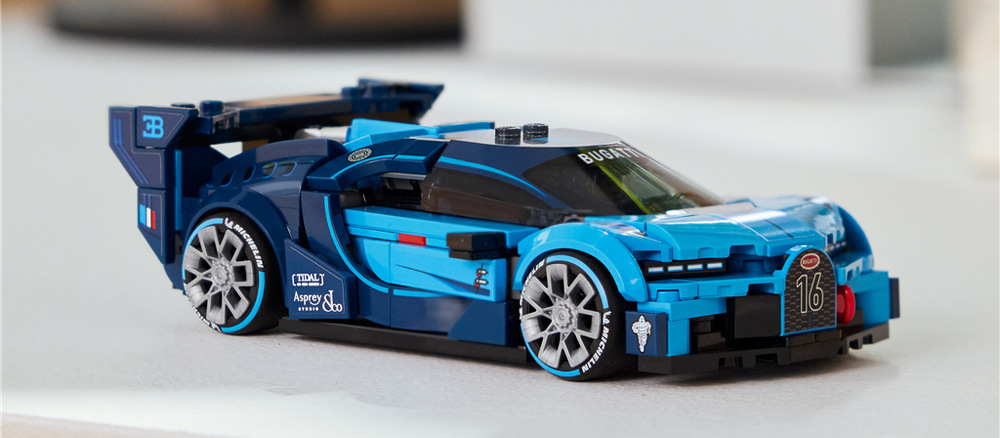 Stavebnica LEGO® Speed Champions 77253 Hypersportovní auto Bugatti Vision GT Podkova na prednej mriežke, osem svetlometov a zadné krídlo dodávajú modelu charakteristický závodný vzhľad.